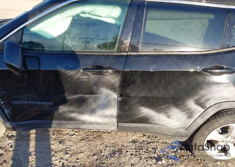 2018 Jeep Compass Latitude 4X4 z USA, uszkodzony, nr VIN 3C4NJDBB2JT174990